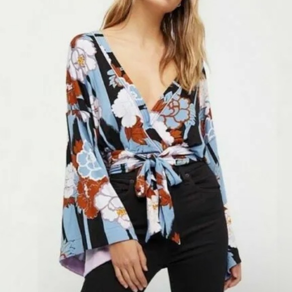 Free People Bell Sleeve Crop Blouse Floral Low Cut Neck Tie Bottom Sz S Stretchy - Picture 2 of 4